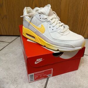 Nike Women's Sneakers White and Yellow